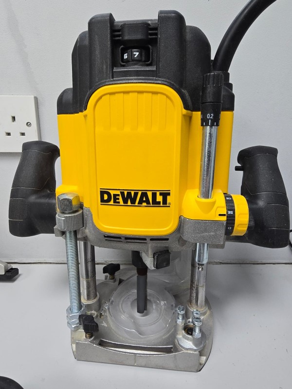 Dewalt Dwe625 240V Corded Router With Guide | 044200059778 | Cash ...