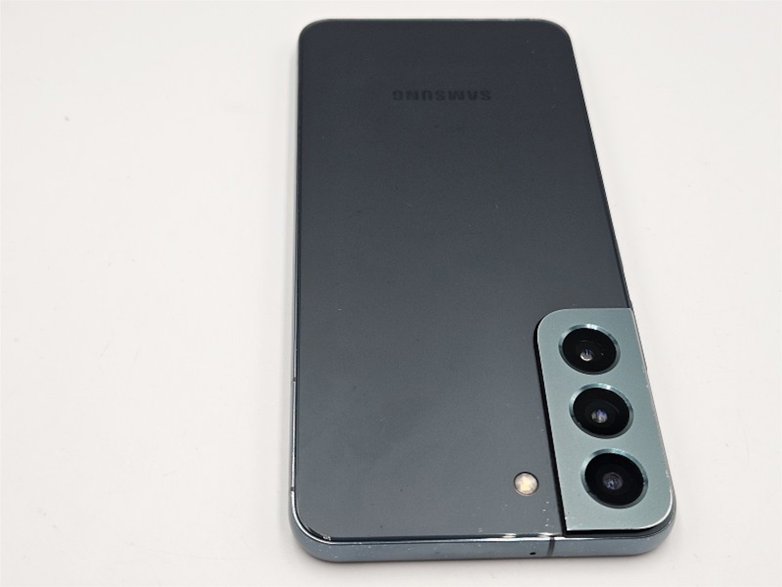 Stunning Samsung Galaxy S22 Broken Screen Cost image