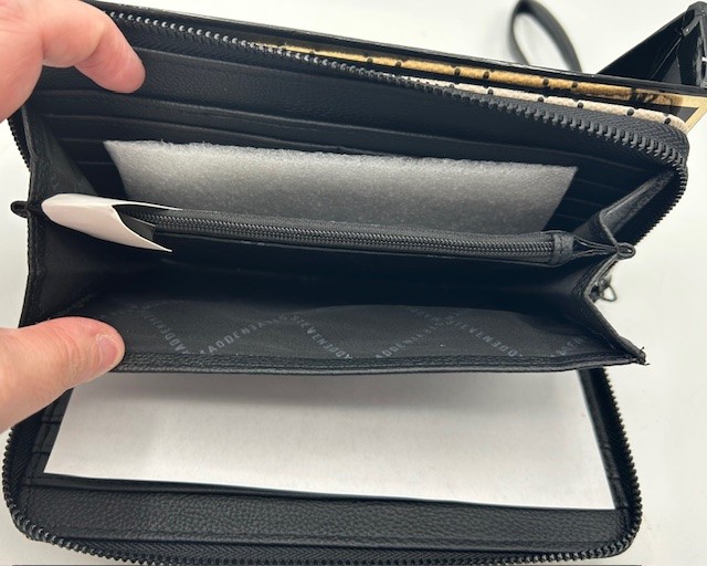 Steve madden bzippy wallet deals