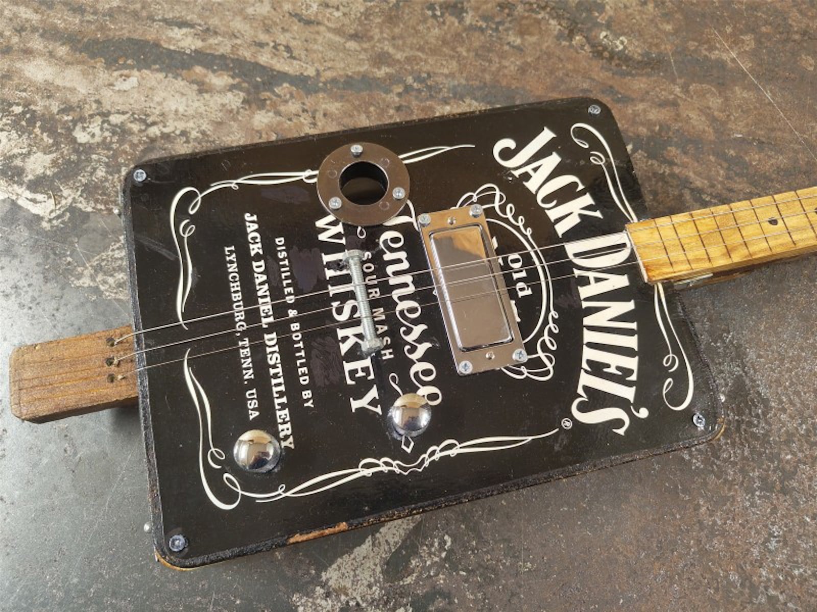 A Strin Custom Cigar Box Hand Made 3 String | 057800042507 | Cash Converters