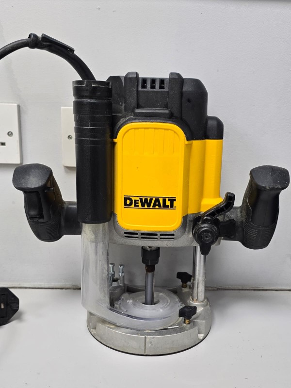 Dewalt Dwe625 240V Corded Router With Guide | 044200059778 | Cash ...