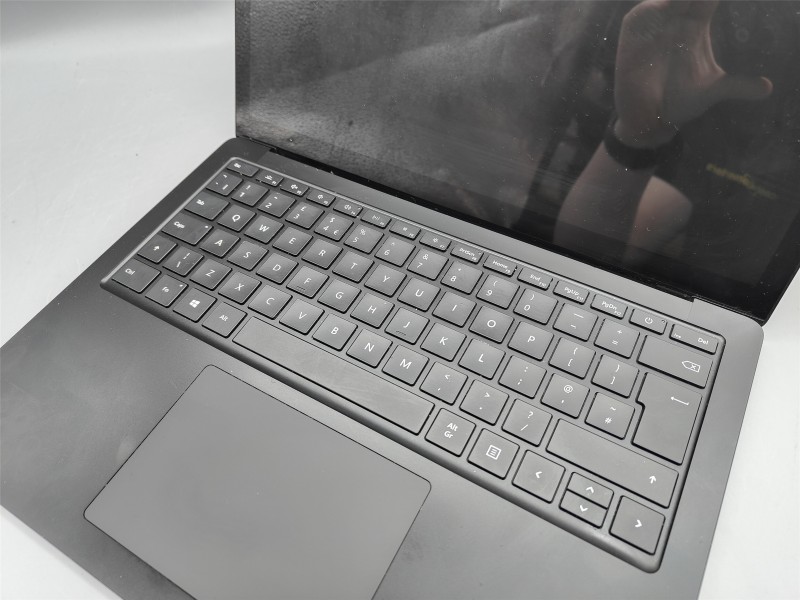 Microsoft Surface Laptop 3 i5-1035G7/8GB Ram/256GB SSD for £219.99