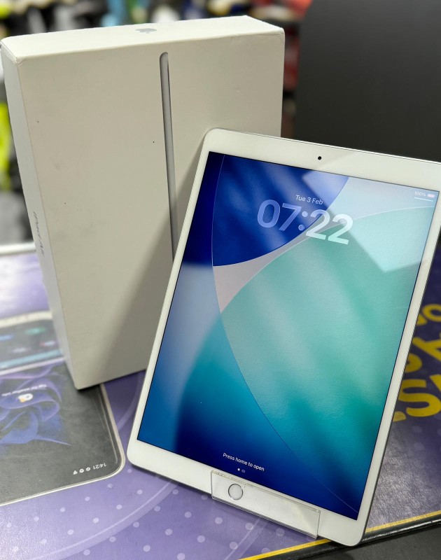 Apple iPad Air 3rd Gen 64GB Wifi A2152 Silver for £120.00 Second Hand