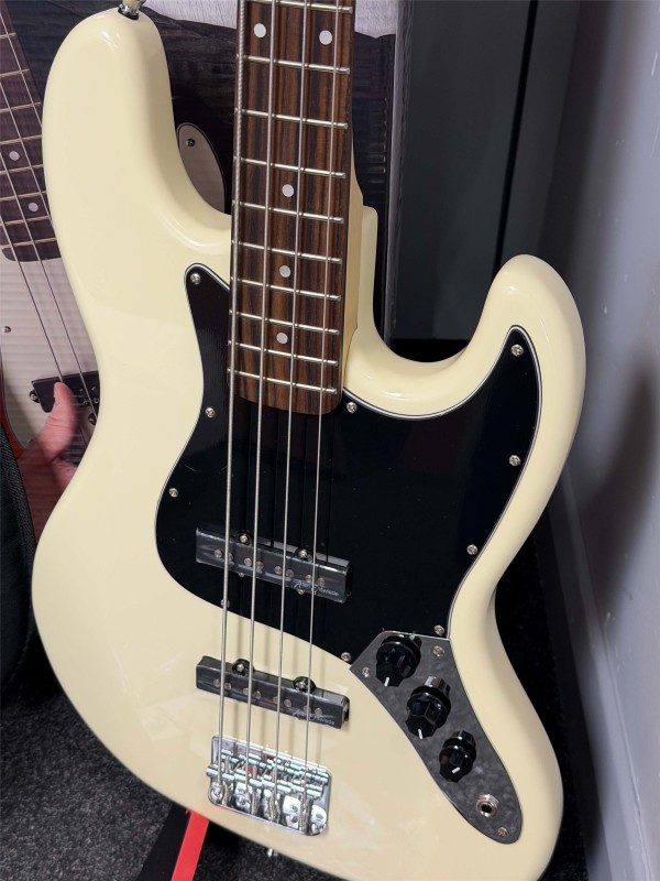 Vintage V49 Coaster Bass Guitar Pack - Vintage White - Vip-V49vw White ...