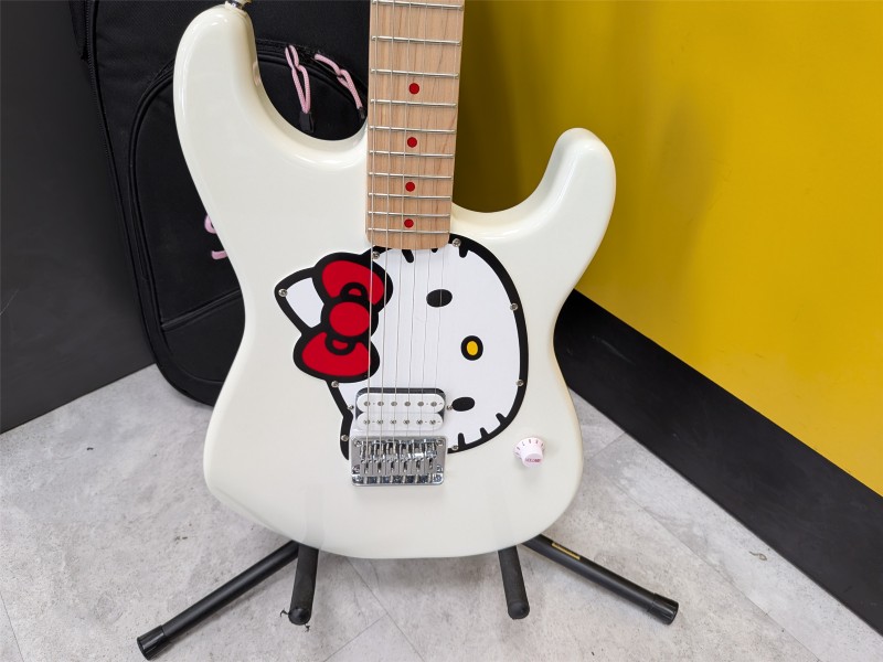 Fender® X Hello Kitty® White Stratocaster Pink for