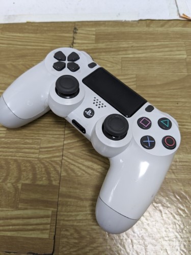 White playstation store 4 controller