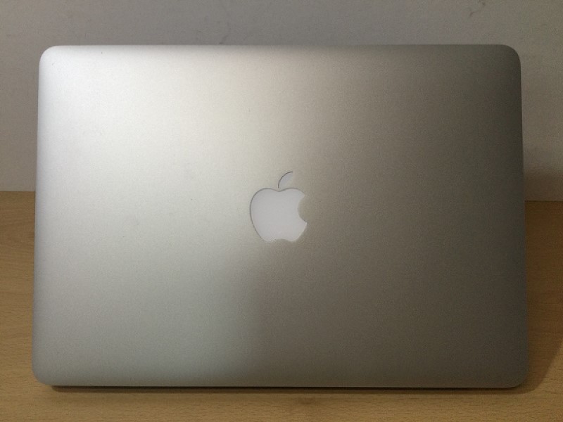 Apple Macbook Air (Early 2015) 7,2 Cycle Count - 316 13 Inch 