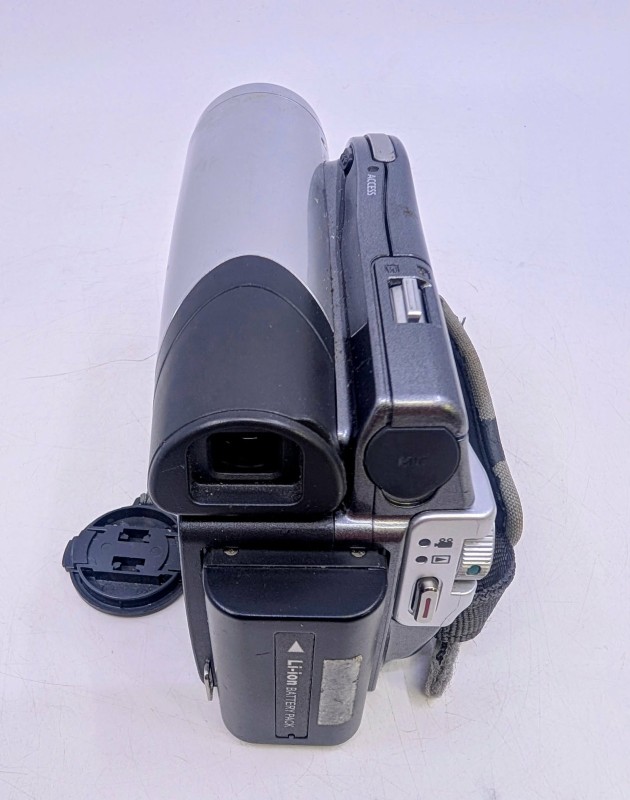 Samsung Digital Camcorder 33X Optical Zoom Silver With Cables Vpc