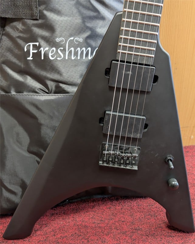 ギター BOSSRV500StrymonMobiusFTTJB-4TTArc4 etc Freshman V Shape Electric Guitar Black for £84.98 Second Hand