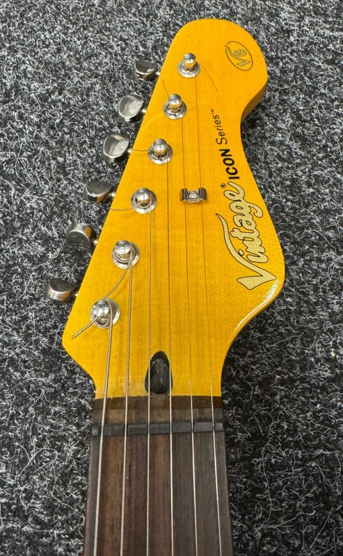 Vintage Icon Series V6 Red | 016500275907 | Cash Converters