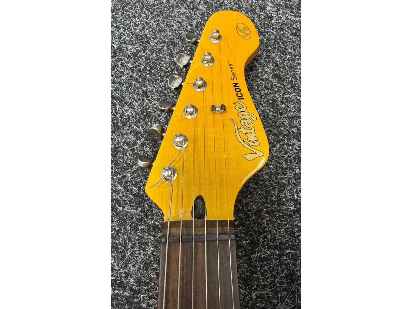 Vintage Icon Series V6 Red | 016500275907 | Cash Converters