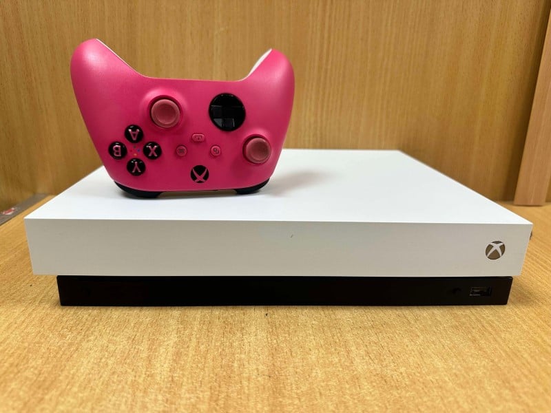 Xbox One X Xbox One X 1TB White for 129.99 Second Hand