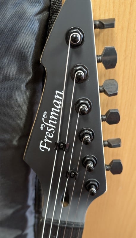 ギター BOSSRV500StrymonMobiusFTTJB-4TTArc4 etc Freshman V Shape Electric Guitar Black for £84.98 Second Hand